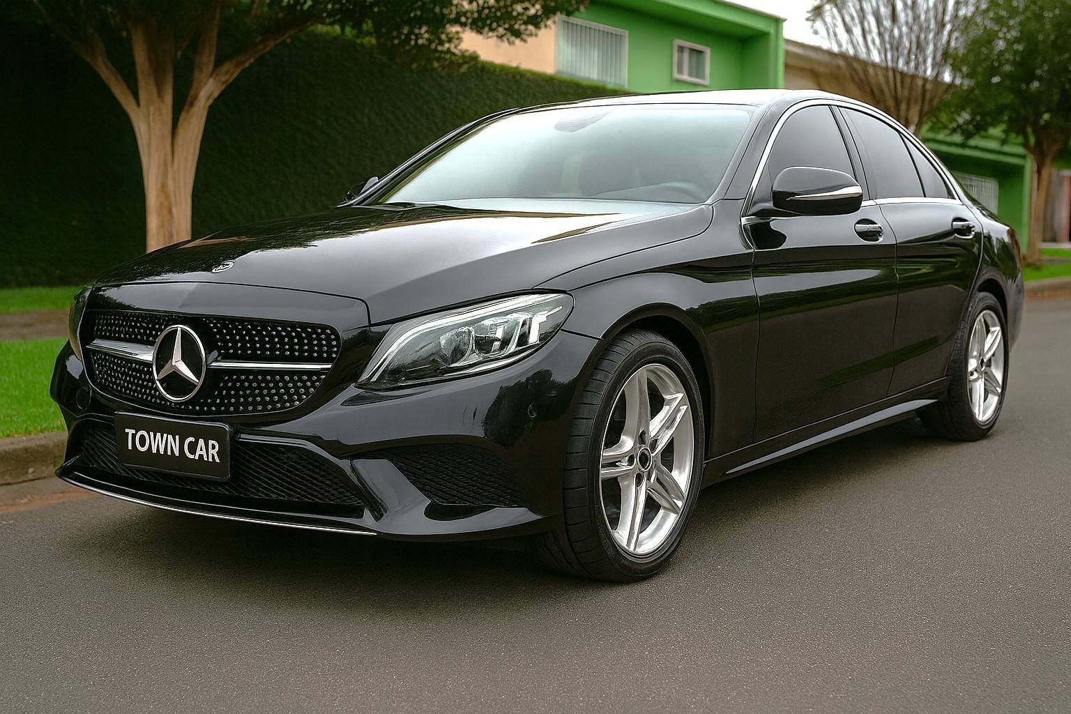 Black Town Car executive car for executive transportation in Florianópolis